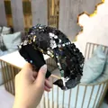 Dettaglio ravvicinato delle paillettes scintillanti su questo cerchietto nero. - Nero
