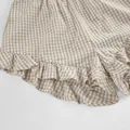 Detailaufnahme der beige-weiß karierten Pyjama-Shorts mit elegantem Volant-Saum - S / Oberteil Und Unterteil / Beige Kariert