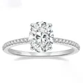 Nahaufnahme eines silbernen Rings mit 3-Karat-Zirkonia und der S925-Punzierungsmarke - US-Größe 4 / Silber