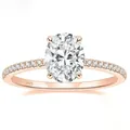 Makroaufnahme eines eleganten Roségoldrings mit ovalem 3-Karat-Stein und Pave-Besatz. - US-Größe 8 / Roségold