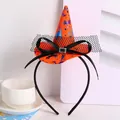 Dettaglio cerchietto cappello da strega Halloween con tessuto arancione, velo e fiocco nero - Stile pipistrello e stella arancione blu