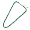Collier élégant en perles de malachite verte avec intercalaires dorés et chaîne d'extension - Style de Perle Colonnaire Verte Texture Malachite (B-N24022903A)