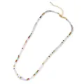 Collier de perles multicolores en pierres fines avec une perle blanche et fermoir or - Style de Perle Colorée avec une Seule Perle Artificielle (B-N24022901A)