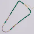 Collier artisanal en pierres semi-précieuses avec malachite verte et améthyste - Style de Perle de Couleur Bloquée Vert et Violet (B-N24041701A)