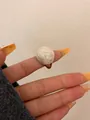 Anello vintage con cupola in smalto bianco vorticoso e fascia dorata regolabile - Bianco (R-558)