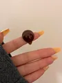 Elegante anello a cupola in smalto marrone cioccolato autunno inverno mostrato sulla mano - Rosso Vino (R-558)