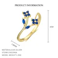 Anillo ajustable de flor en plata S925 con circonitas azules y acabado de oro fino - Abierto Ajustable / Oro (Rhinestone azul)