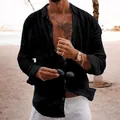 Vista dettagliata della camicia nera da uomo in cotone e lino in un ambiente balneare - 3XL / Nero