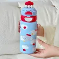 Detailweergave van de blauwe 316 roestvrijstalen thermoskan met cartoon olifant print - 550ml / Olifant met rode appel