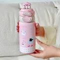Close-up van een roze cartoon 316 roestvrijstalen thermosfles vastgehouden in hand - 550ml / Kaarskonijn