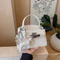 Elegante weiße Mini-Kelly-Tasche mit Krokodilmuster und stilvollem Pegasus-Anhänger - Ohne Anhänger / Weiß
