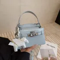 Hellblaue Kelly-Handtasche mit Krokodilprägung, Schloss und Anhänger - Ohne Anhänger / Blau