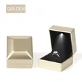 Caja de joyería LED dorada de lujo con terciopelo negro para anillo de compromiso - Caja para Anillo (Bisagra Oculta) / Dorado