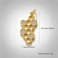 Dettaglio macro del ciondolo a nido d'ape placcato in oro con pietre di zircone - Nido d'ape Oro