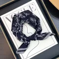 Pañuelo cuadrado 55cm en mezcla de seda y algodón con elegante estampado floral y rayas - Estilo Fondo Negro Floral Mariposa Patrón Cebra (Z1-038-21) / Flores Grandes Negro