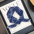 Elegante pañuelo cuadrado de mezcla de seda y algodón azul marino con flores 55 cm - Estilo Fondo Azul Oscuro Estampado Floral Blanco (Z1-038-19) / Floral Azul Grande