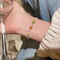 Buntes Dopamin Gänseblümchen Armband am Damenhandgelenk in warmer Lichtstimmung - Gänseblümchen Halskette