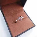 Eleganter minimalistisch versilberter Herzring für Damen in brauner Geschenkbox - Silber