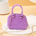 Charmante lila PVC Mini-Gelee-Muscheltasche mit Perlenstruktur und goldener Kette - Lila
