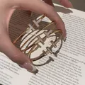 Detailopname van roségouden dubbele T-armbanden met parelmoer en pavé-accenten - Roségouden Dubbele Schelparmband