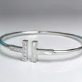 Elegante zilveren dubbele T-armring met wit parelmoer en sprankelende kristallen - Platina Diamanten Zeemeerminnenarmband