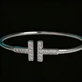 Zilverkleurige dubbele T-armring bezet met prachtige fonkelende zirkonia-stenen - Platina Armband Met Dubbele Diamanten