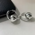 Silberfarbene Creolen mit einer polierten Kugel für einen modernen und eleganten Look - Reifenkugel-Stil (A0421B) / Silber