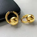 Elegante goldene Creolen für Damen mit einer großen spiegelpolierten Metallkugel - Reifenkugel-Stil (A0421B) / Gold