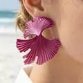 Grandes boucles d'oreilles rétro en forme de feuille de ginkgo magenta sur un mannequin - Feuille de Ginkgo en Éventail Rouge Rose Métallique (28333-ear-pink-2-EP)