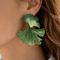 Boucles d'oreilles vintage en forme de feuille de ginkgo verte texturée mate pour femmes - Feuille de Ginkgo en Éventail Vert Mat (28333-ear-green-2-EP)