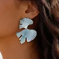 Boucles d'oreilles vintage surdimensionnées en feuille d'éventail métallique de luxe - Feuille de Ginkgo en Éventail Gris Argenté (28333-ear-blue-2-EP)
