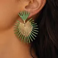 Boucles d'oreilles vintage en forme de feuille d'éventail dorée avec touches vertes - Forme de Feuille d'Éventail Rayonnante Verte (28333-ear-green-5-EP)