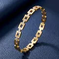 Vista macro dettagliata di un bracciale rigido dorato a maglie rettangolari con pietre lucenti - Colore Oro (39-E-9)