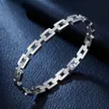 Dettaglio del bracciale in acciaio titanio con maglie quadrate e pietre di zircone - Colore Acciaio (39-E-8)