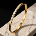 Elegante bracciale rigido in acciaio dorato con inserto bianco e pietre cz brillanti - Bracciale con Castone Tono Oro (33-B-7)