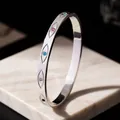 Gros plan détaillé du bracelet en acier inoxydable avec pierres d'œil maléfique - Œil protecteur / Couleur Acier