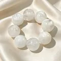 Elegant wit hars kralen armband met marmeren textuur op een crème satijnen achtergrond - Marmerwit