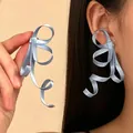 Elegante lichtblauwe satijnen lint oorbellen met een lief strik ontwerp voor dames - Blauwe Lange Strik (7382)