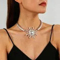 Modieuze zilveren zonnevlam hanger choker ketting voor dames getoond op model - Vintage Zon Vlam Hanger Stijve Choker (5691)