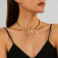 Elegante goudkleurige choker halsketting met zonnehanger voor dames, mode-sieraden - Vintage Zon Vlam Hanger Stijve Choker (5692)