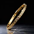 Elegante brazalete de acero inoxidable bañado en oro con cristales cuadrados brillantes. - Estilo Dorado (44-C-4金手镯)