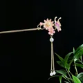 Traditioneller chinesischer Haarstab mit rosa Blumen und Schmetterling - Rosa Sakura und Schmetterling Quasten-Stil (2630)