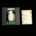 Λεπτομερής προβολή του κιτ Adopt A Ghost με ένα λευκό φάντασμα και κάρτα ταυτότητας. - Στυλ πάπυρου χωρίς κείμενο / 7.5cm x 7.5cm x 4cm / Λευκό