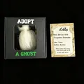 Λεπτομέρεια του σετ δώρου Adopt A Ghost με βελούδινο φάντασμα και κάρτα βιογραφικού - Στυλ πάπυρου με κείμενο / 7.5cm x 7.5cm x 4cm / Λευκό