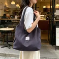 Grande borsa tote a pois da donna presentata in un ambiente di caffè rilassante quotidiano - Grigio Scuro a Pois