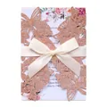 Detailansicht einer roségoldenen Glitzer-Einladung mit lasergeschnittenem Schmetterling - Glitzer Apfelgold (Vollständiges Set)