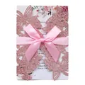 Elegante rosa glitzer lasergeschnittene Schmetterling Einladung mit Satinschleife und Blumen - Glitzerndes Rosa (Komplettes Set)