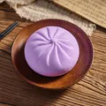 Lila Simulations-Dampfbrötchen Squishy Stressabbau-Spielzeug auf rustikalem Holzteller - Großes Brötchen (OPP-Beutel verpackt) / Lila