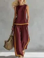 Modelo con top burdeos sin mangas y pantalones de pierna ancha con ribete amarillo - S / Top Y Pantalón / Burdeos