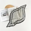 Dettaglio ravvicinato di un foulard quadrato plissettato bianco con pois neri - 70cm / Pois Bianchi